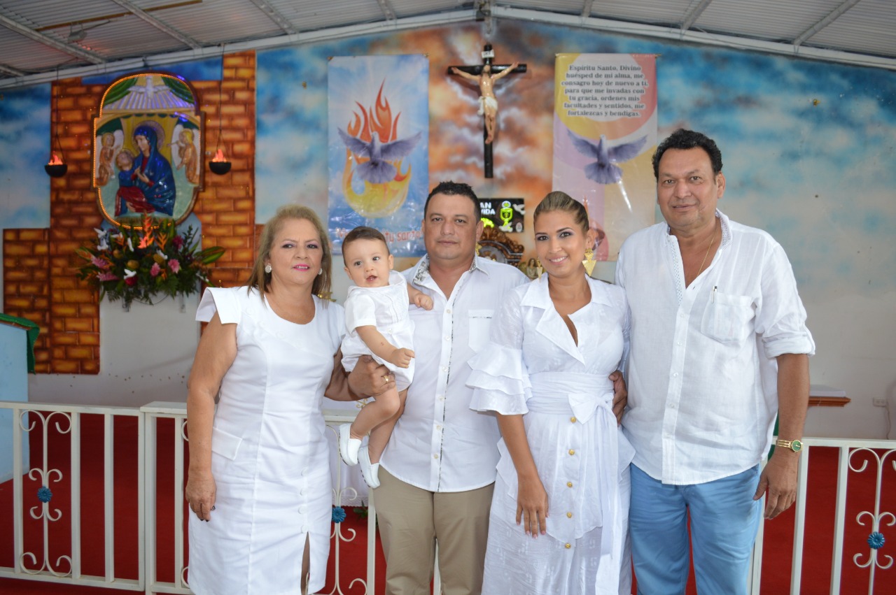 Nancy Gutiérrez, abuela; Martín Luna Trujillo, bautizado; Carlos Alberto Luna Cuartas, papá; Tatiana Trujillo, mamá y Luis Carlos Trujillo, abuelo.